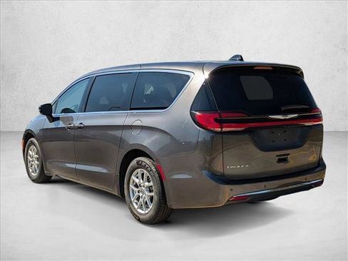 Used 2023 Chrysler Pacifica Touring-L image 7