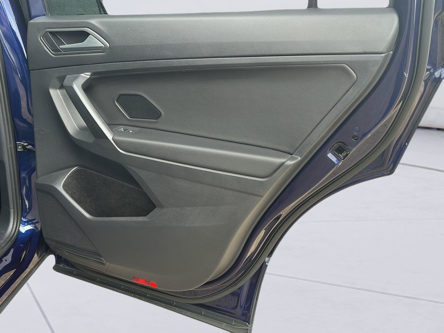 Used 2021 Volkswagen Tiguan SE w/ Panoramic Sunroof Package FWD image 23