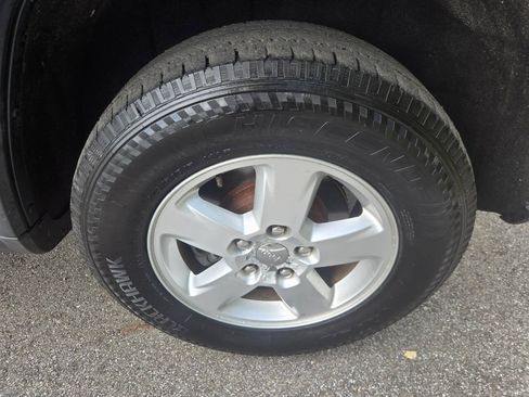 Used 2012 Jeep Grand Cherokee Laredo w/ Laredo E Group AWD/4WD image 40