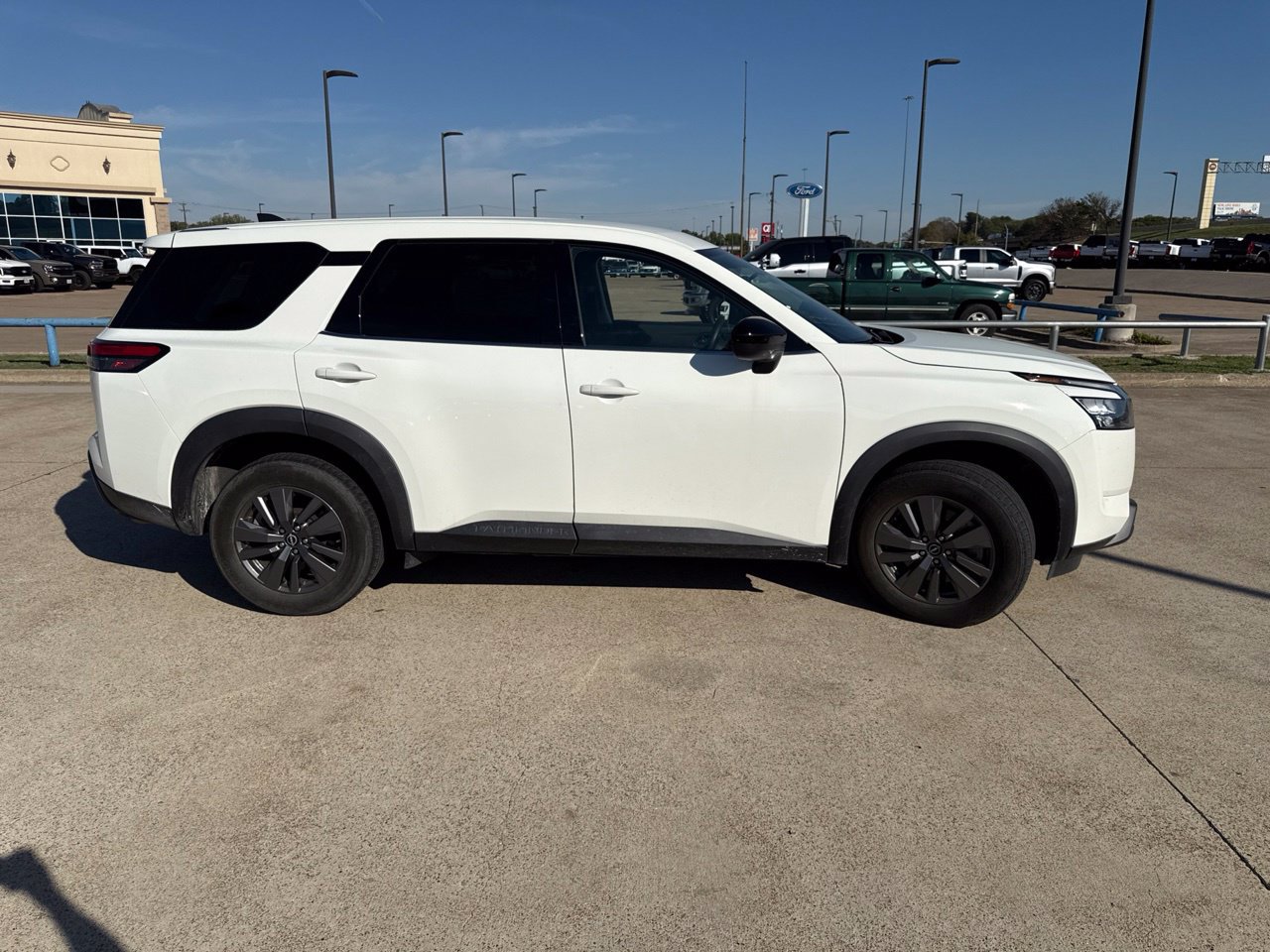 Used 2024 Nissan Pathfinder S FWD image 17