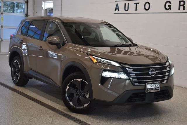 Used 2025 Nissan Rogue SV AWD/4WD image 1