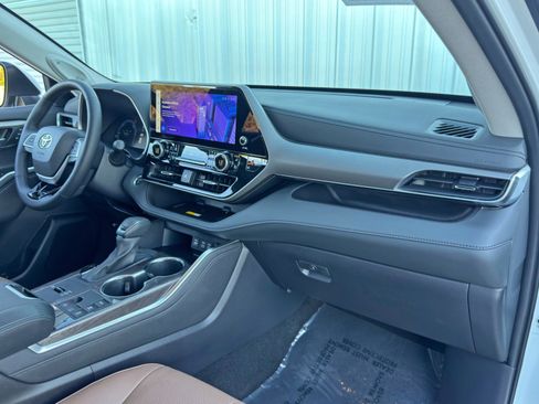 Used 2025 Toyota Highlander Limited image 15
