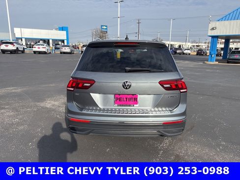 Used 2022 Volkswagen Tiguan SE w/ Panoramic Sunroof Package image 6