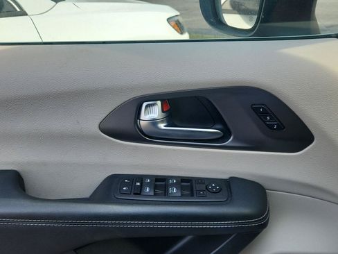 Used 2023 Chrysler Pacifica Touring-L FWD image 8