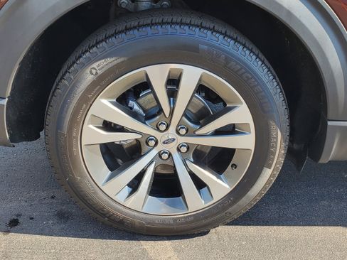 Used 2020 Ford Explorer Platinum w/ Premium Technology Package AWD/4WD image 32