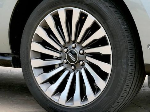 Used 2019 Lincoln Navigator Reserve AWD/4WD image 15