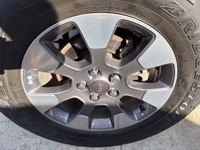 Used 2018 Jeep Wrangler Unlimited Sahara w/ Uconnect 4C Nav & Sound Group AWD/4WD image 9