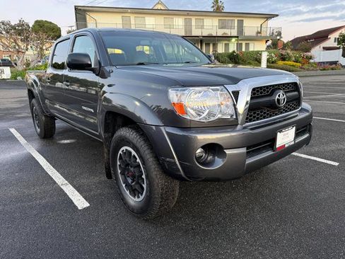 Used 2011 Toyota Tacoma PreRunner w/ SR5 Pkg #2 w/JBL Audio image 17