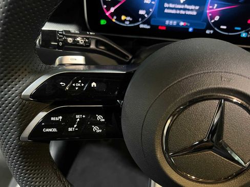 Used 2025 Mercedes-Benz GLC 300 4MATIC image 21
