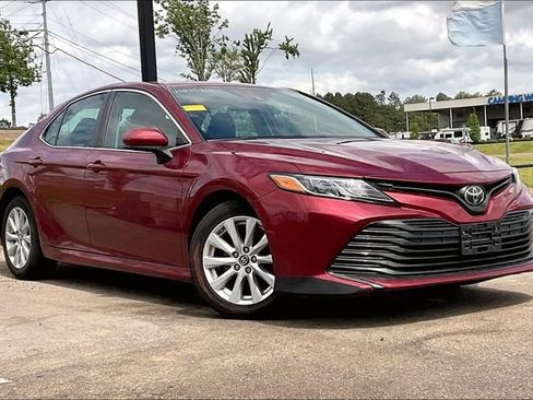 Used 2019 Toyota Camry LE image 1