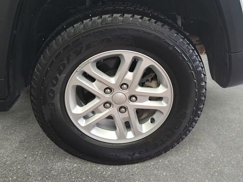 Used 2025 Jeep Grand Cherokee Laredo w/ Luxury Tech Group I image 34