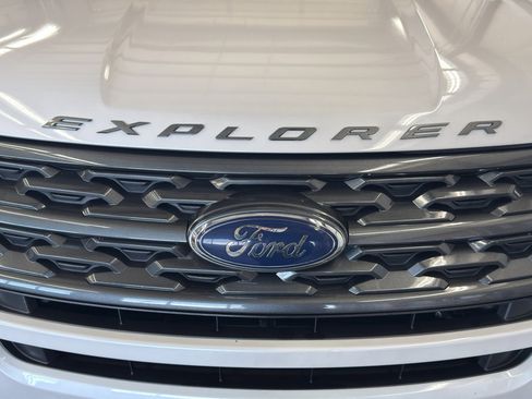 Used 2019 Ford Explorer XLT w/ Equipment Group 202A AWD/4WD image 14
