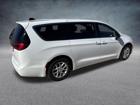 Used 2023 Chrysler Pacifica Touring-L image 5