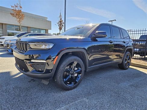 Used 2023 Jeep Grand Cherokee Limited w/ Luxury Tech Group II image 3