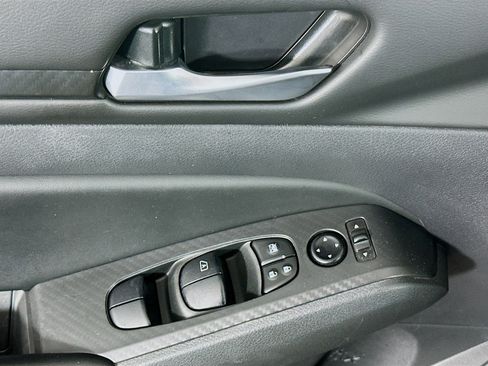 Used 2025 Nissan Altima 2.5 SV FWD image 15