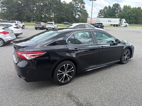 Used 2020 Toyota Camry SE FWD image 8