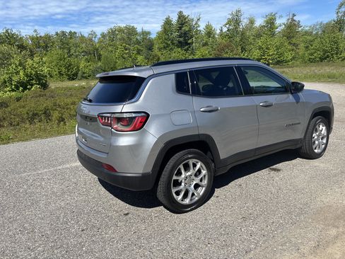Used 2022 Jeep Compass Latitude AWD/4WD image 5