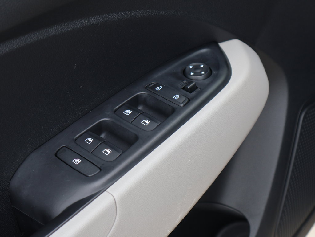 Used 2025 Hyundai Venue SEL FWD image 20
