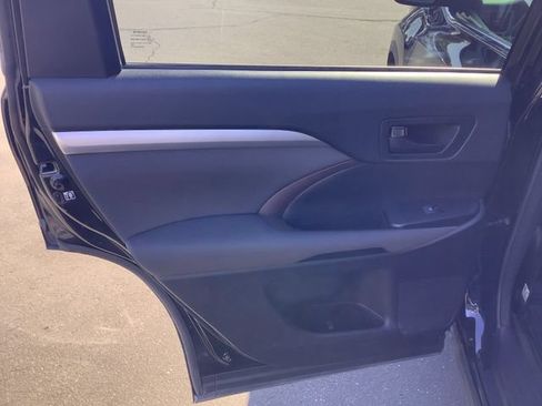 Used 2018 Toyota Highlander LE FWD image 24