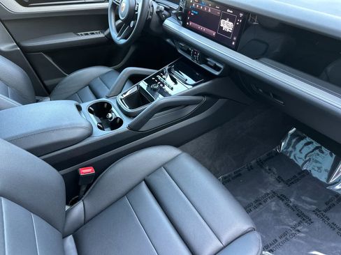 Used 2025 Porsche Cayenne image 17