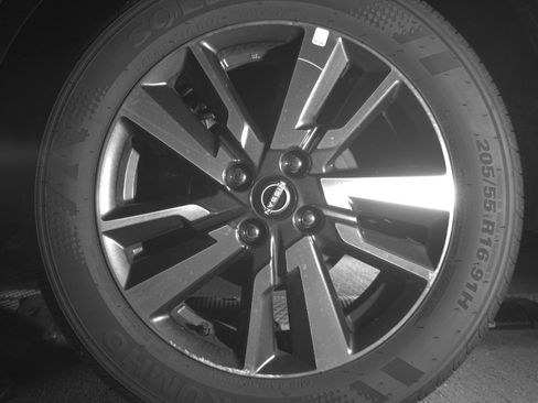 Used 2025 Nissan Versa SV image 14