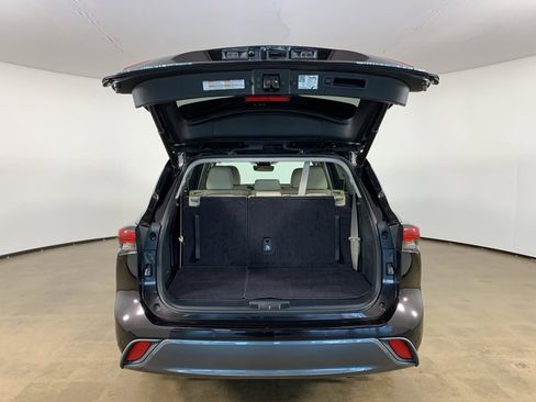 Used 2022 Toyota Highlander Limited image 12