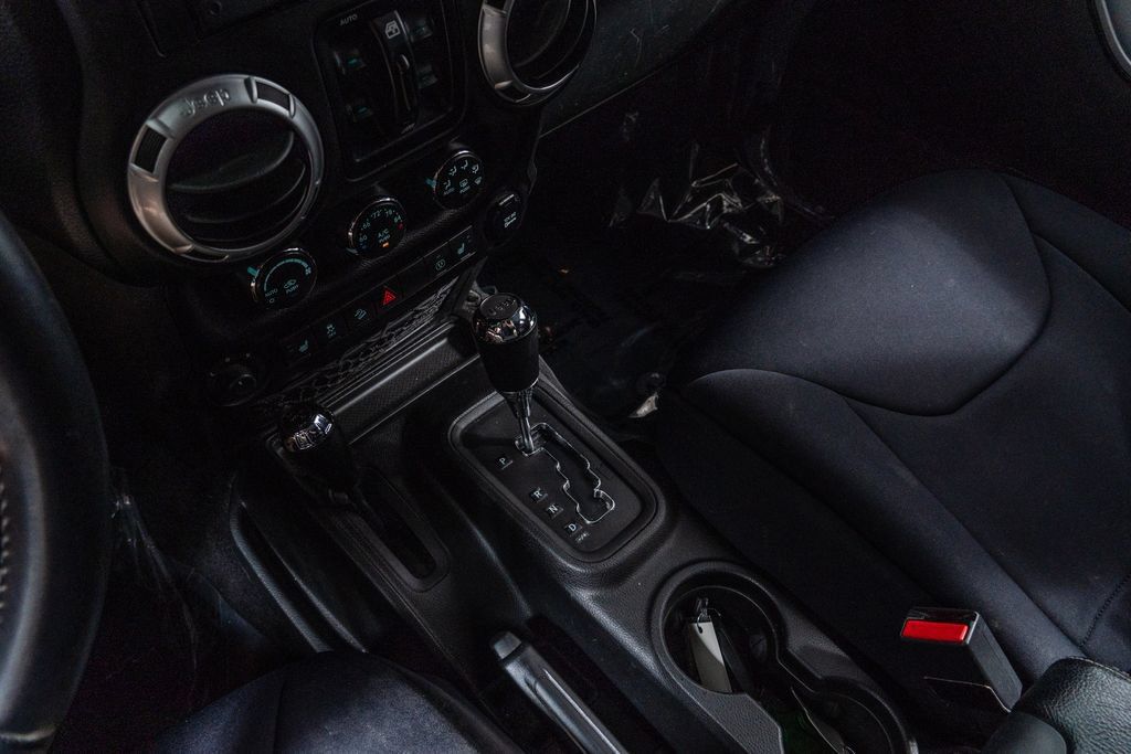 Used 2015 Jeep Wrangler Unlimited Rubicon AWD/4WD image 26