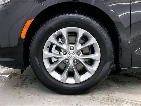 Used 2026 Chrysler Pacifica Limited FWD image 10