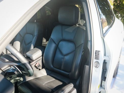 Used 2024 Porsche Macan image 16