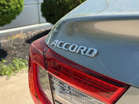 Used 2018 Honda Accord Touring image 10