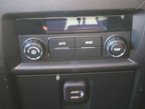 Used 2023 Chevrolet Traverse LT image 24