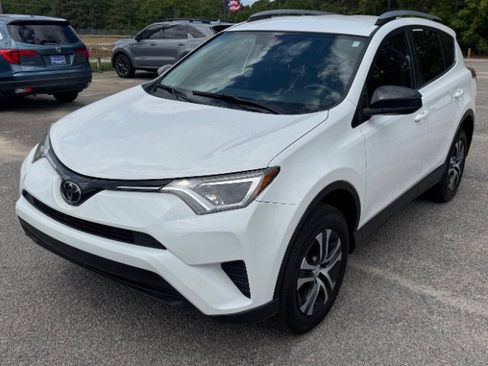 Used 2018 Toyota RAV4 LE FWD image 2