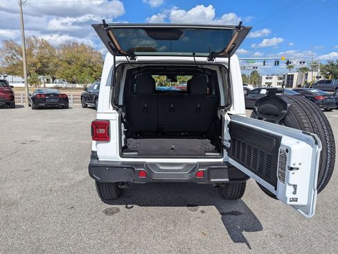 Used 2025 Jeep Wrangler Sahara image 8