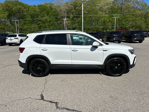 Certified 2023 Volkswagen Taos SE w/ Panoramic Sunroof Package AWD/4WD image 10