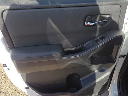 Used 2022 Nissan Frontier SV image 16