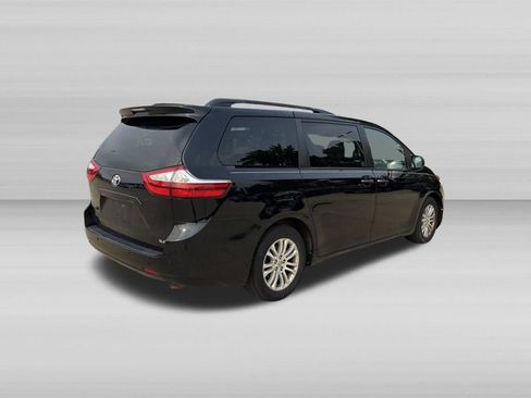 Used 2015 Toyota Sienna XLE w/ XLE Navigation Package FWD image 4