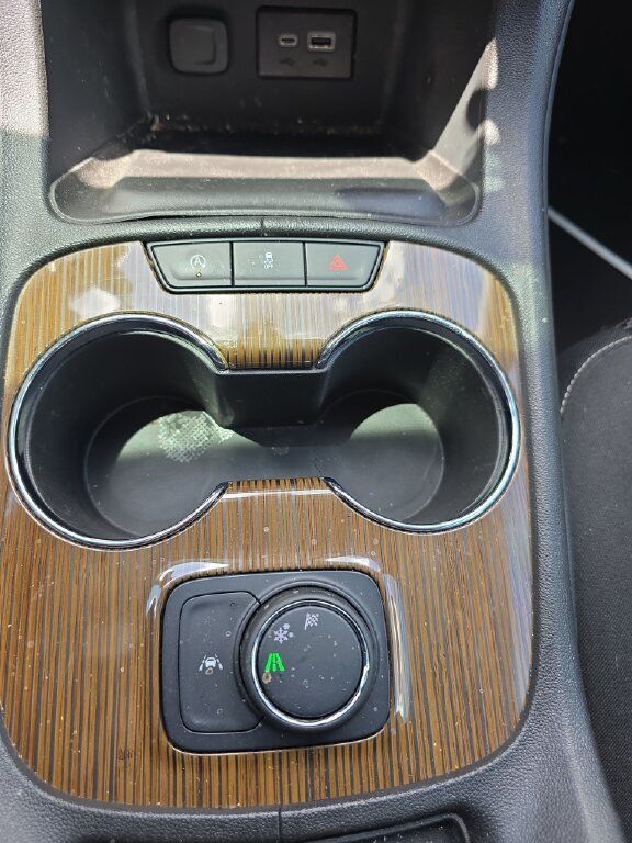 Used 2023 GMC Acadia SLE FWD image 17