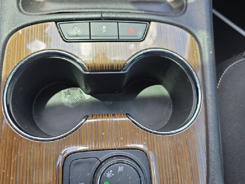 Used 2023 GMC Acadia SLE FWD image 17