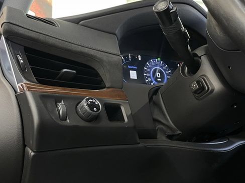 Used 2017 Cadillac Escalade ESV Base image 31