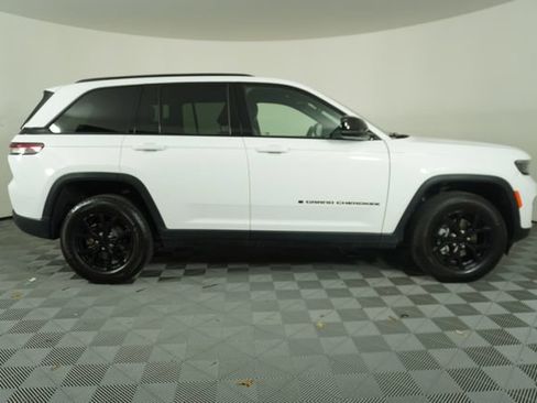Used 2025 Jeep Grand Cherokee Altitude RWD image 8