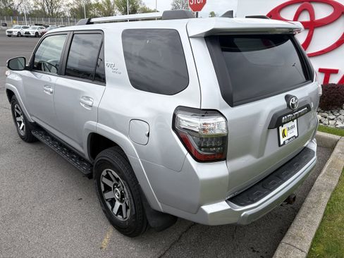 Used 2018 Toyota 4Runner TRD Off-Road Premium AWD/4WD image 5