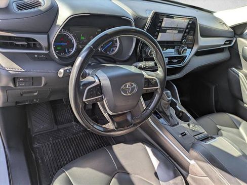 Used 2022 Toyota Highlander XLE AWD/4WD image 10