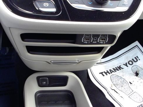 Used 2023 Chrysler Pacifica Touring-L image 24