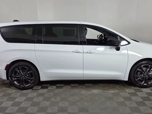 New 2026 Chrysler Pacifica Select image 8