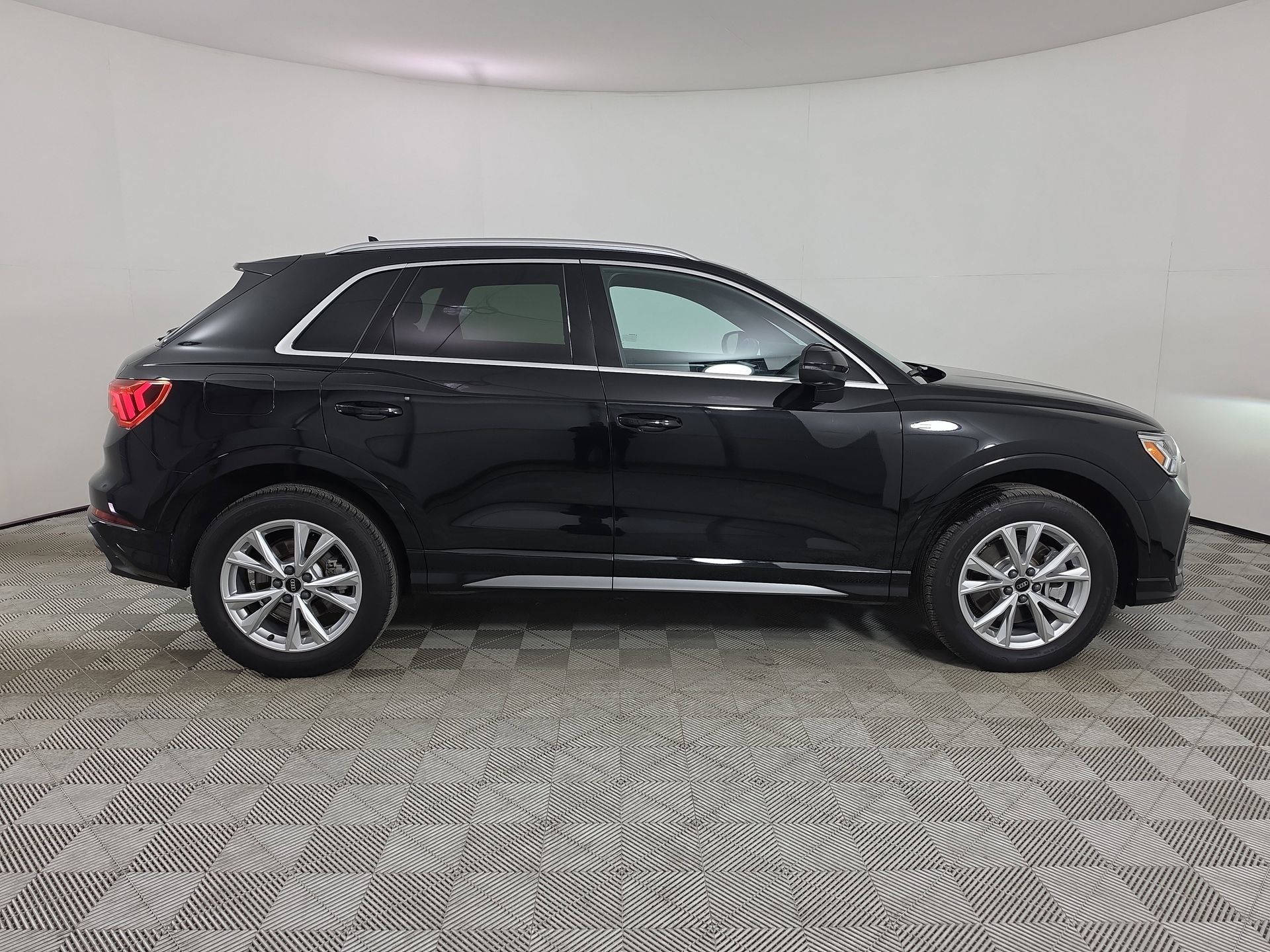 Certified 2025 Audi Q3 2.0T Premium Plus w/ Premium Plus Package AWD/4WD image 8