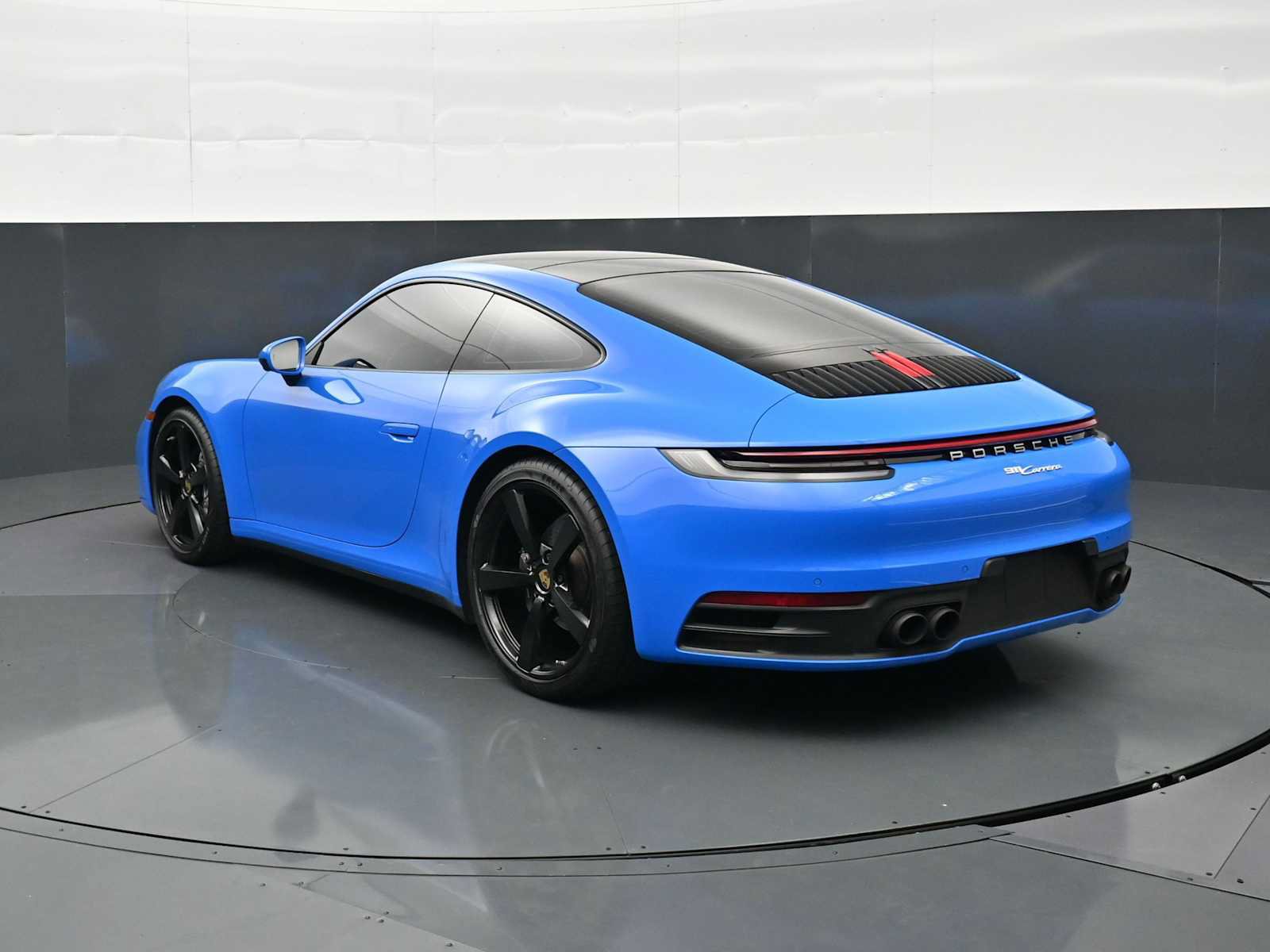 Used 2022 Porsche 911 Carrera RWD image 3