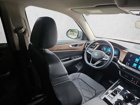 Used 2024 Volkswagen Atlas SE FWD image 2