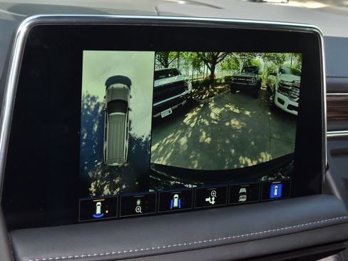 Used 2022 Chevrolet Tahoe Z71 w/ Luxury Package AWD/4WD image 29