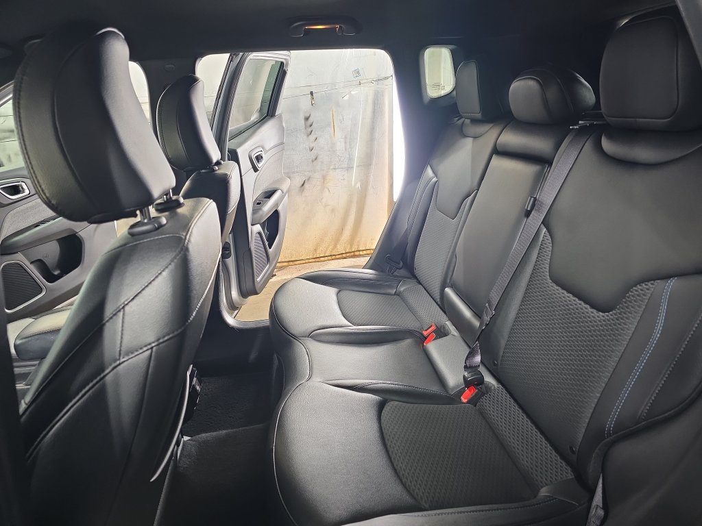 Used 2024 Jeep Compass Latitude AWD/4WD image 16