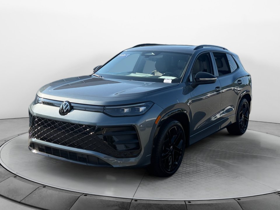 Certified 2026 Volkswagen Tiguan SE R-Line FWD image 3